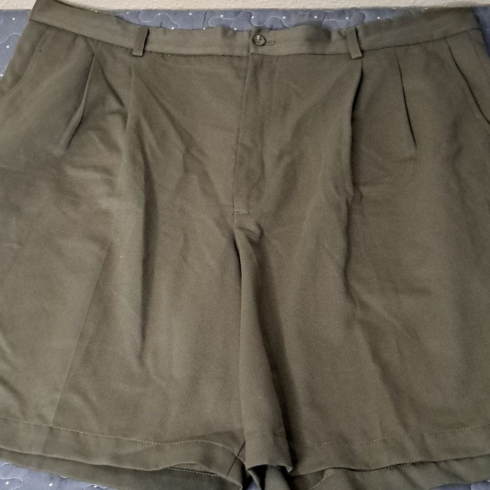Claiborne pleated shorts size 42